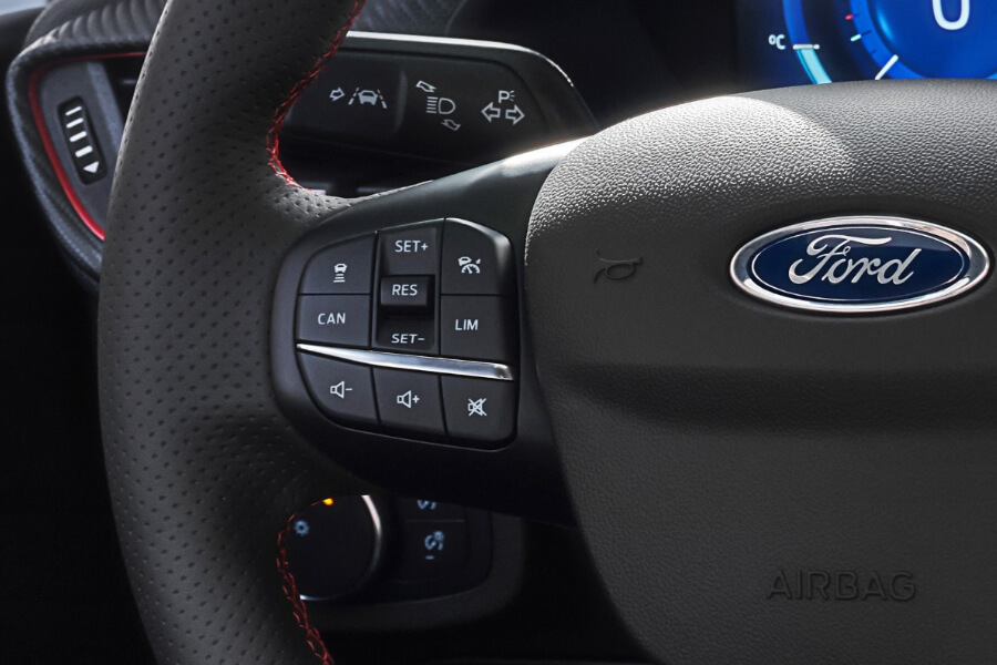 Ford Fiesta. Innenraum-Detailansicht des Lenkrads